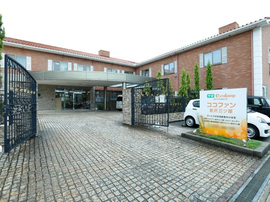 施設正面の落ち着いた外観