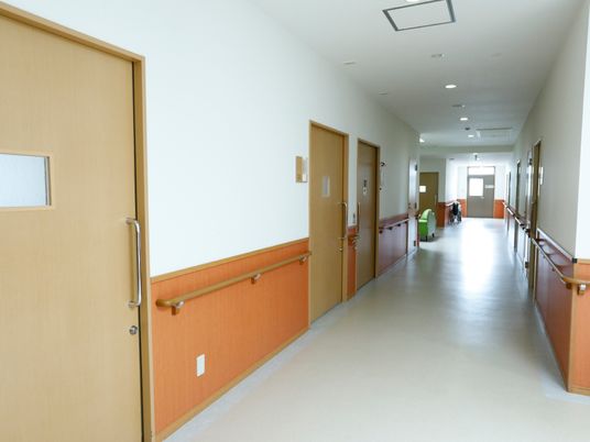 広々とした廊下の風景