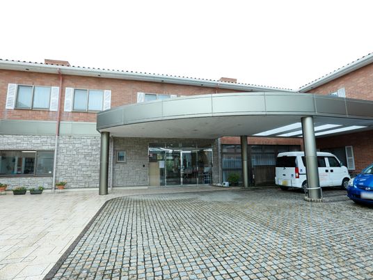 明るい建物のエントランス