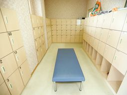 整然と並んだロッカールーム