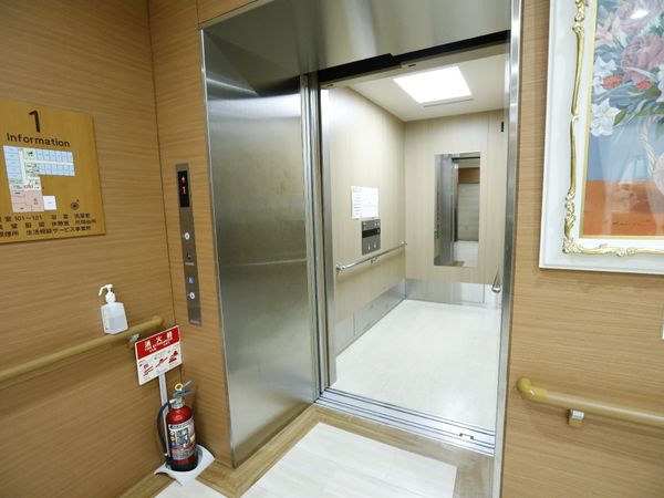 エレベーターの入り口