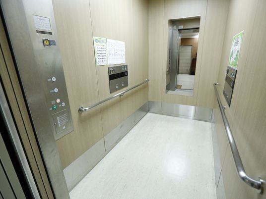 バリアフリーのエレベーター前