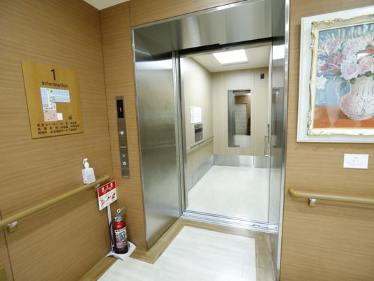 清潔なエレベーター前