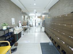エントランスの整然とした風景