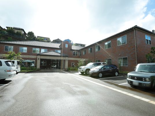 陽光燦々と降り注ぐ外観