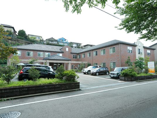 静かな施設の外観