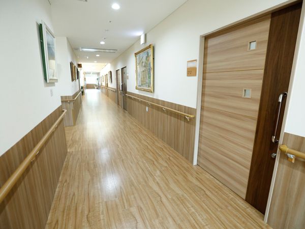 明るい廊下と部屋の扉