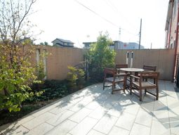 明るい日差しの中庭