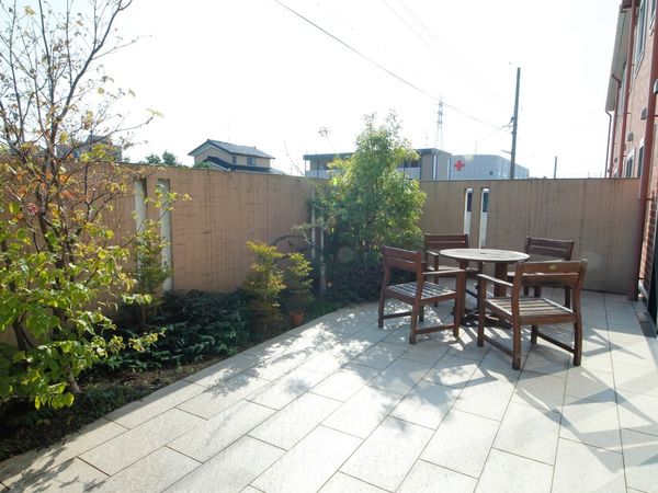 明るい日差しの中庭