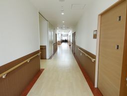 明るい廊下の風景