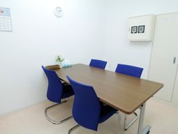 シンプルな会議室