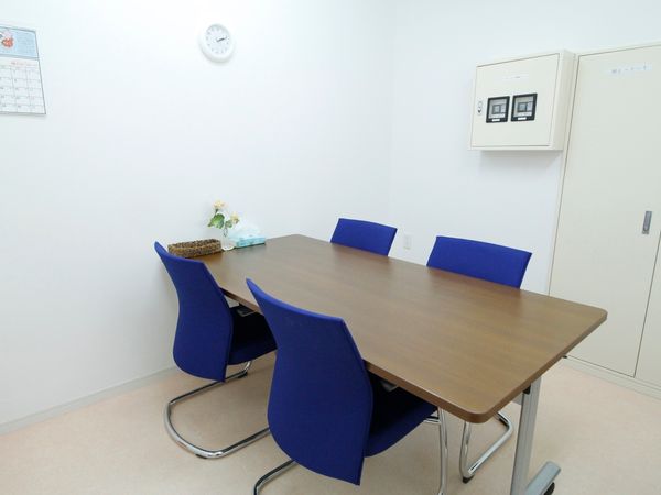 シンプルな会議室