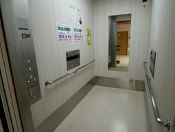 清潔なエレベーター内部