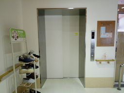 綺麗なエレベーター前