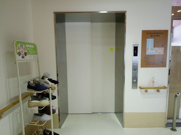 綺麗なエレベーター前