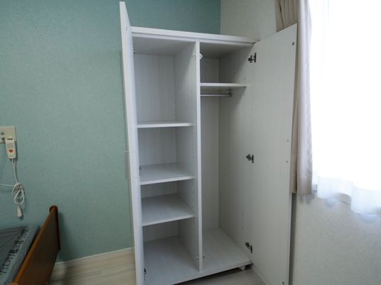 白い開けたクローゼット