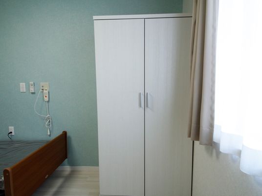 居室のクローゼットとベッド