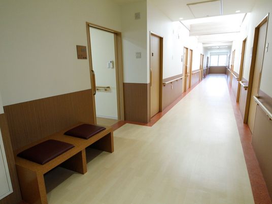 廊下の広々とした風景