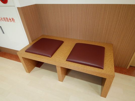 休憩用ベンチと掲示板