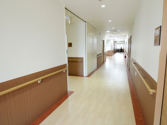 明るく清潔な廊下