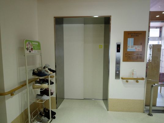 エレベーター前の入口