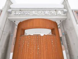 雪の積もるエントランス