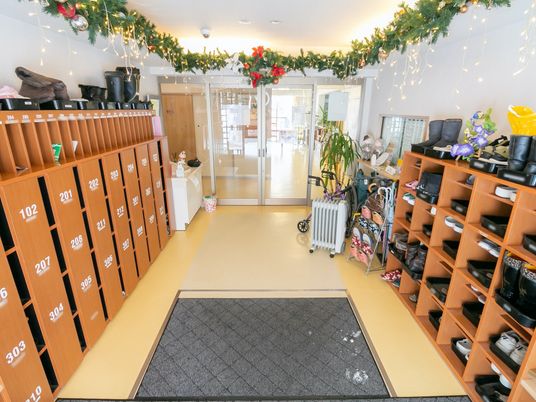 玄関ロビーの明るい空間