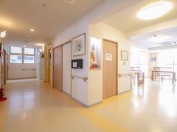 明るい廊下と食堂