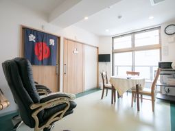 明るい居室の様子