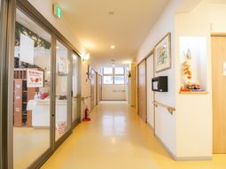 明るく広い廊下