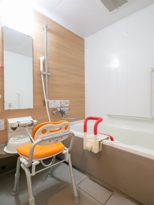 バリアフリー設計の浴室