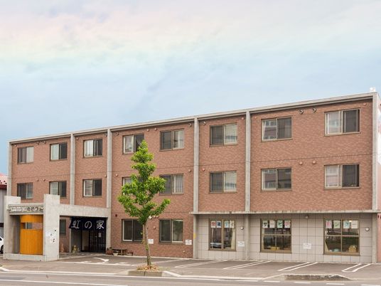 落ち着いた色合いの外観