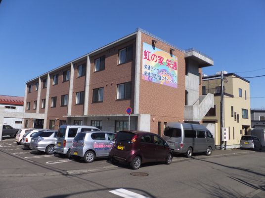 茶色の建物外観