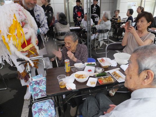 和装をした人々と共にする食事のひと時