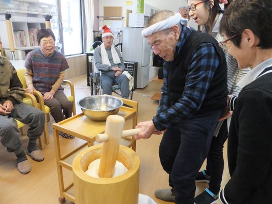 元気な高齢者の餅つき活動