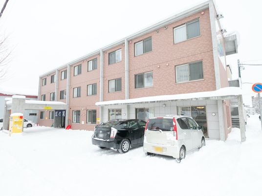 積雪のある施設外観