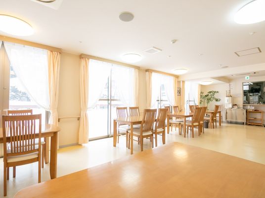 暖かみのある明るいダイニング