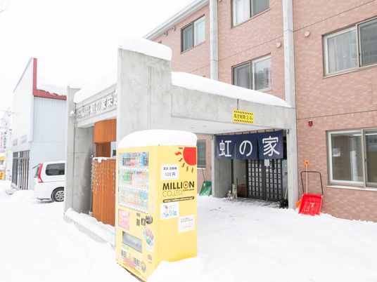 雪景色の施設外観