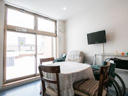 明るい居室の一角