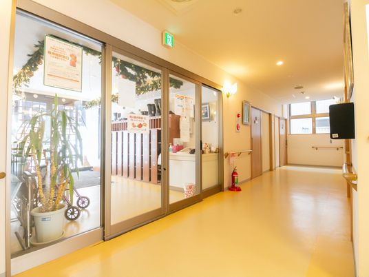 廊下とエントランスの様子