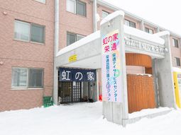 雪に覆われた建物エントランス
