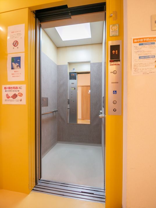広々としたエレベーター