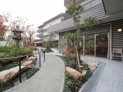 緑豊かなエントランス風景