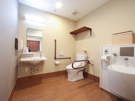 バリアフリー対応の清潔なトイレ