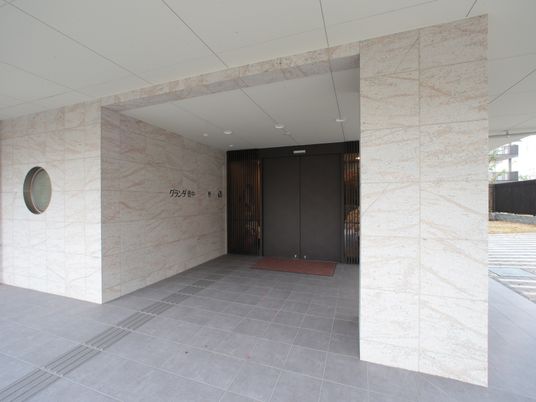 洗練されたエントランス