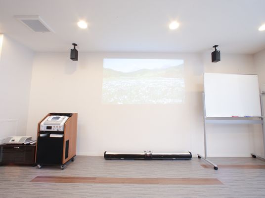 広々とした会議室風の空間