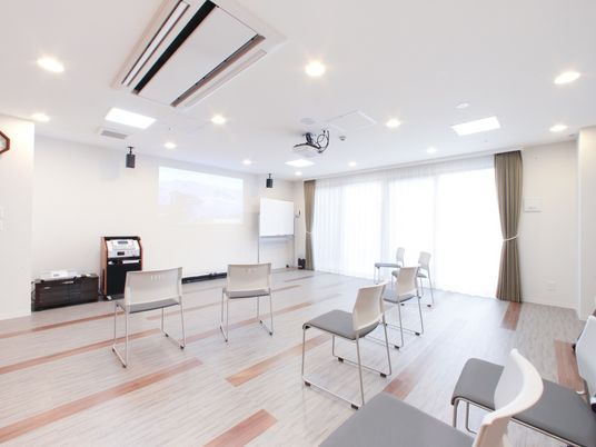 明るく広々した多目的室