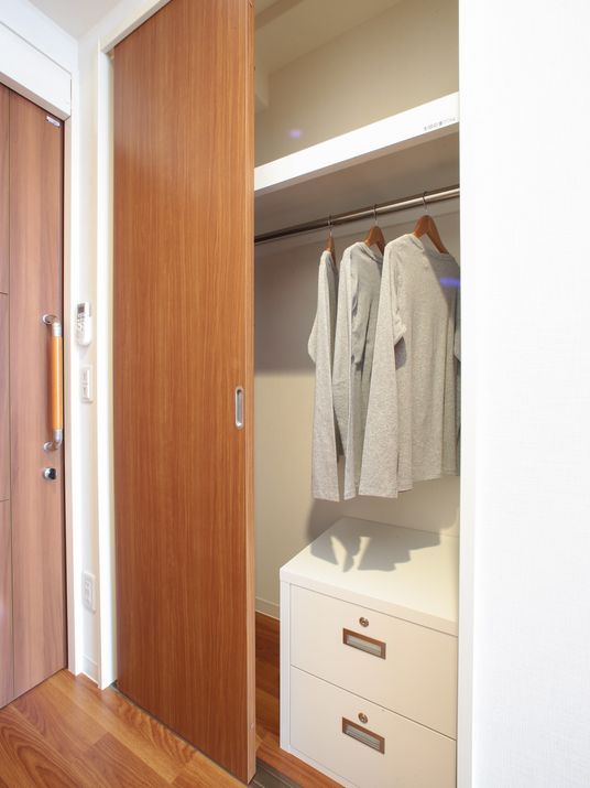 整然とした明るいクローゼット