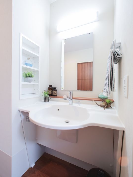 清潔な洗面台と鏡