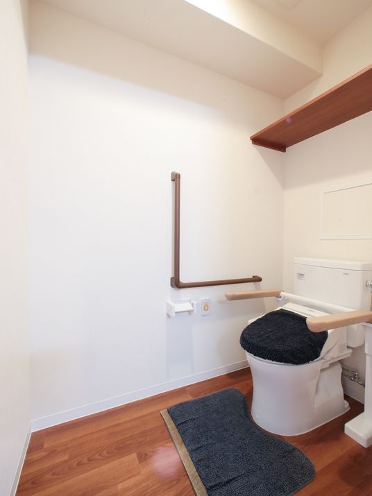 バリアフリー設計のトイレ